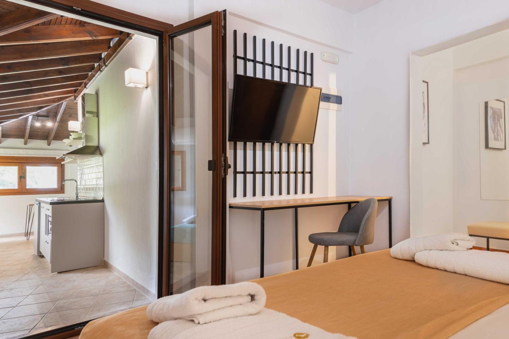 Komitsa Luxury Apartments Nea Roda Room photo
