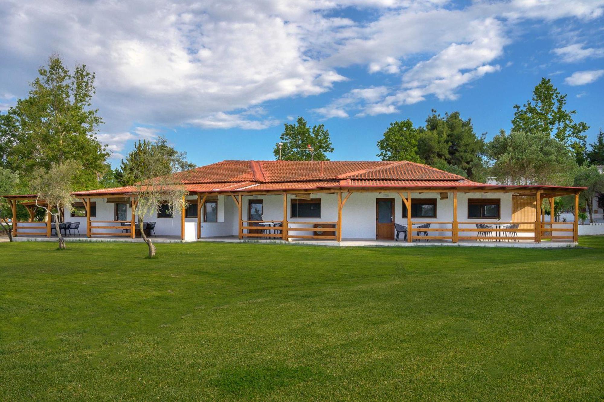 Komitsa Luxury Apartments Nea Roda Exterior photo