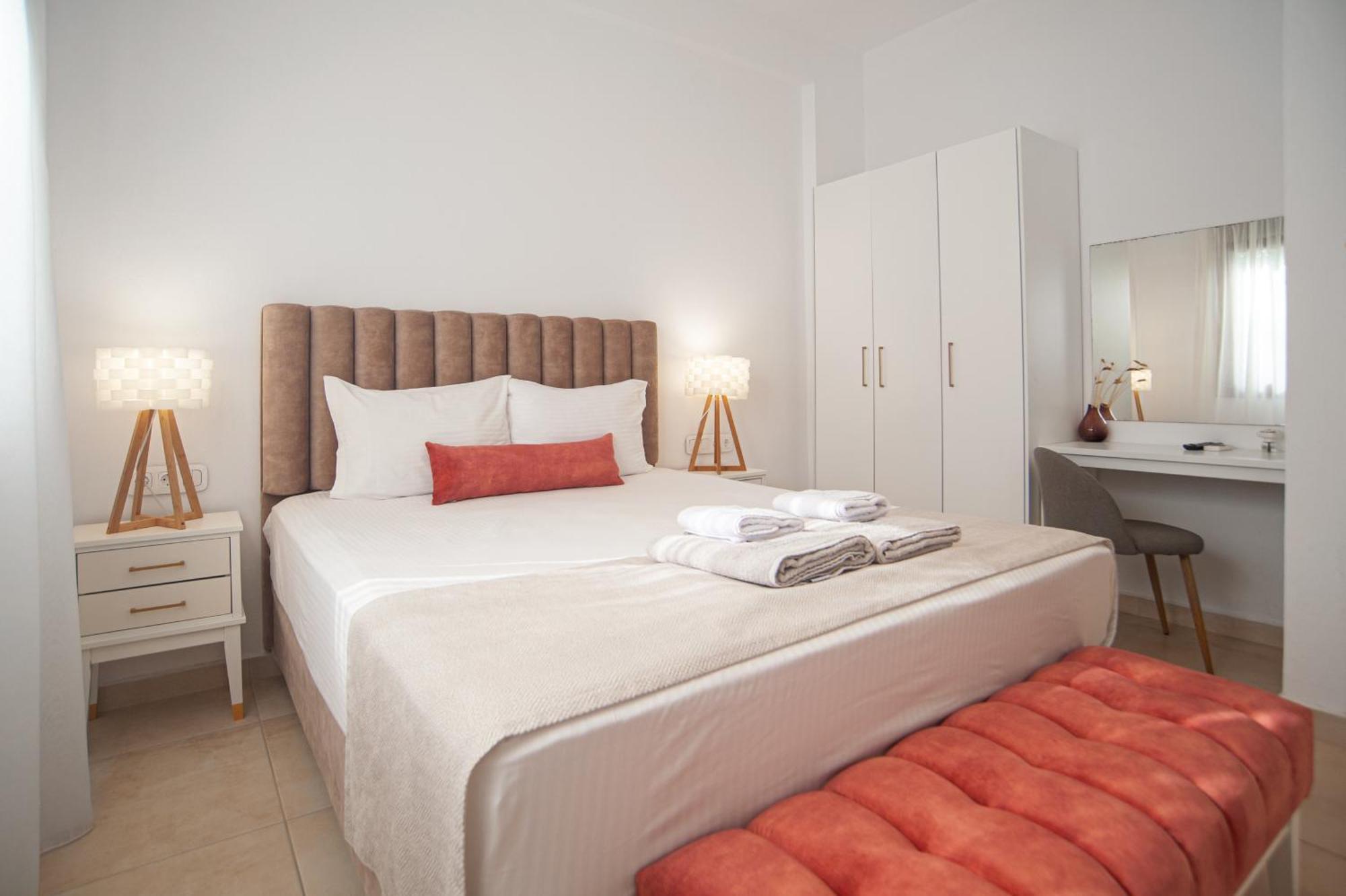 Komitsa Luxury Apartments Nea Roda Exterior photo