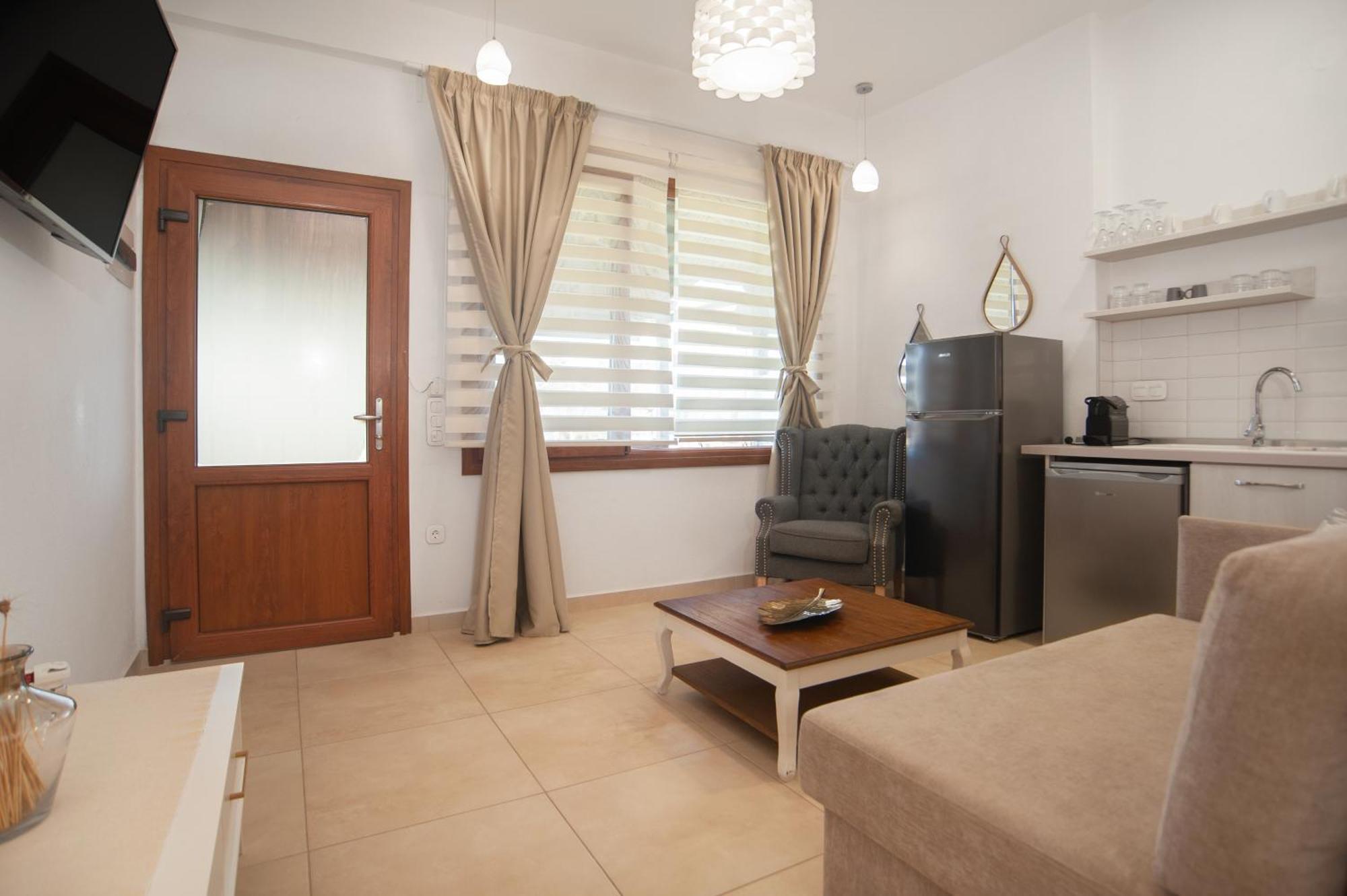 Komitsa Luxury Apartments Nea Roda Exterior photo
