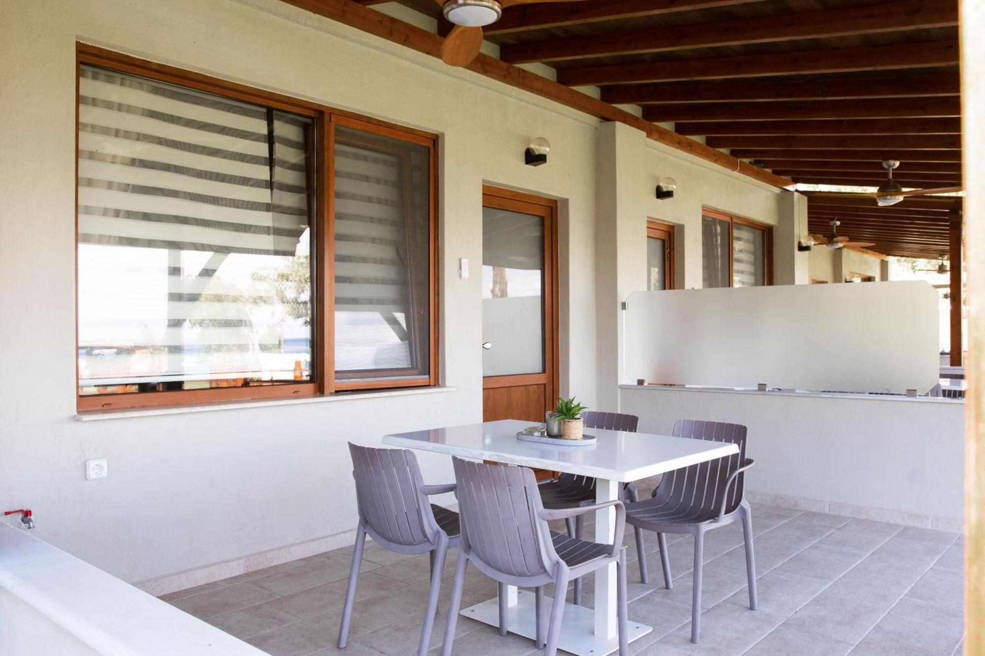 Komitsa Luxury Apartments Nea Roda Exterior photo