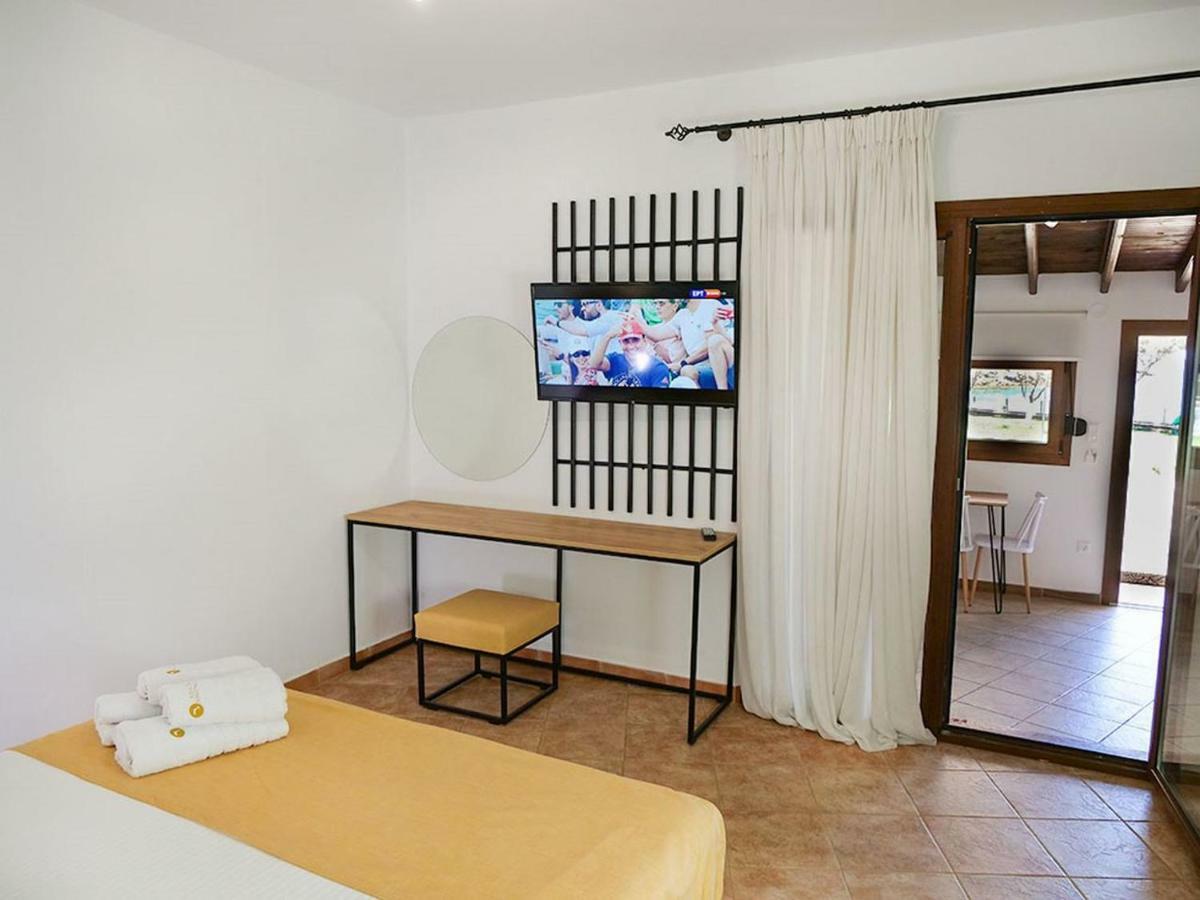 Komitsa Luxury Apartments Nea Roda Exterior photo