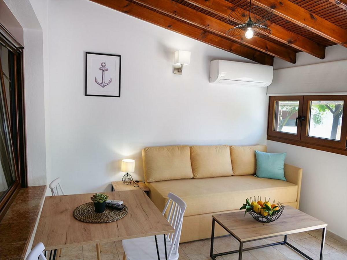 Komitsa Luxury Apartments Nea Roda Exterior photo