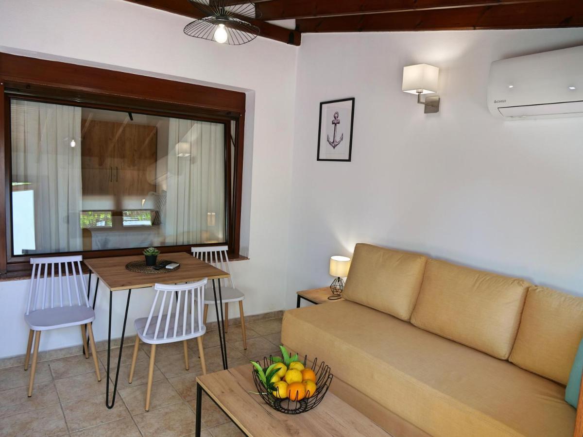 Komitsa Luxury Apartments Nea Roda Exterior photo